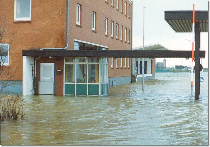 Sturmflut beim Zollamt am Amerikahafen